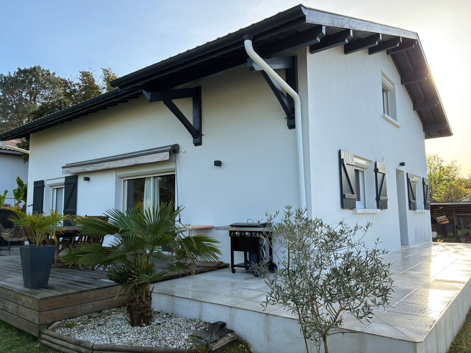 Vue latérale de la maison et entrée principale