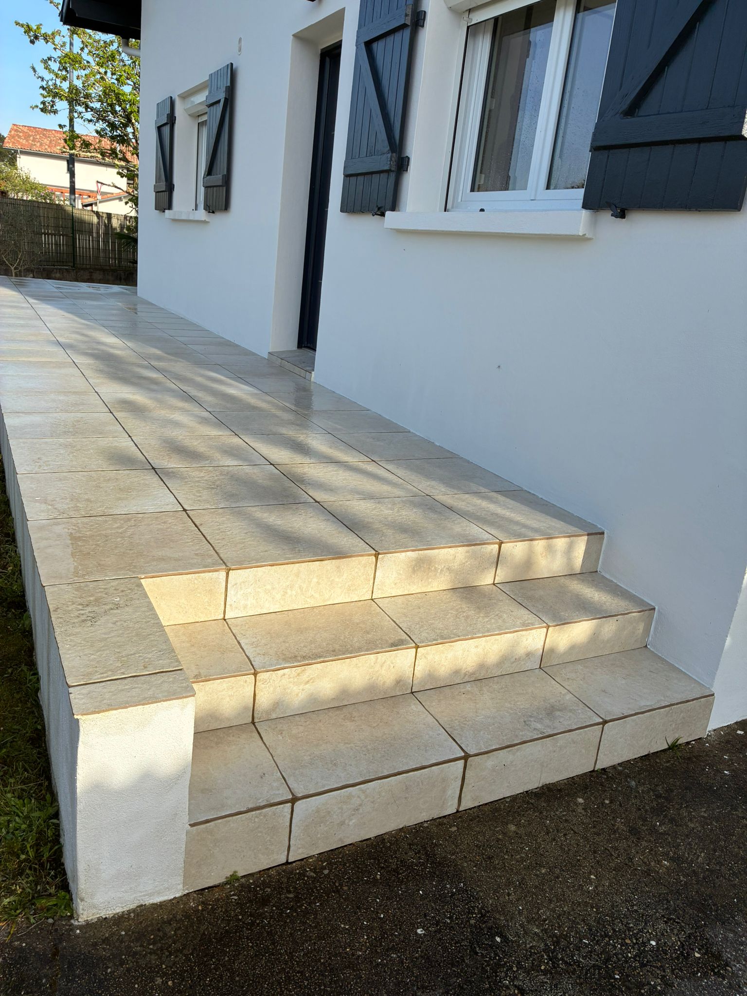 Détail de la terrasse pavée — Uhaïna House