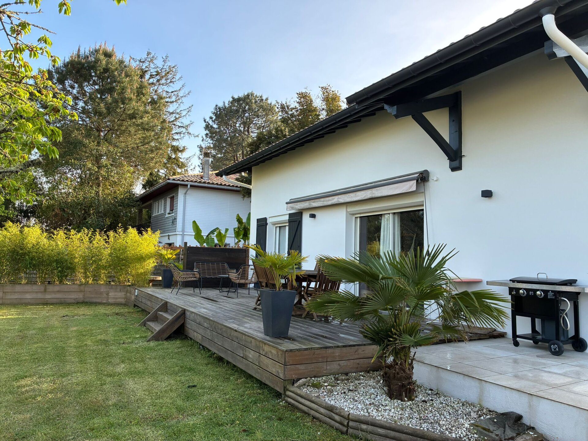 Soirée conviviale dans le jardin d'Uhaïna House à Seignosse