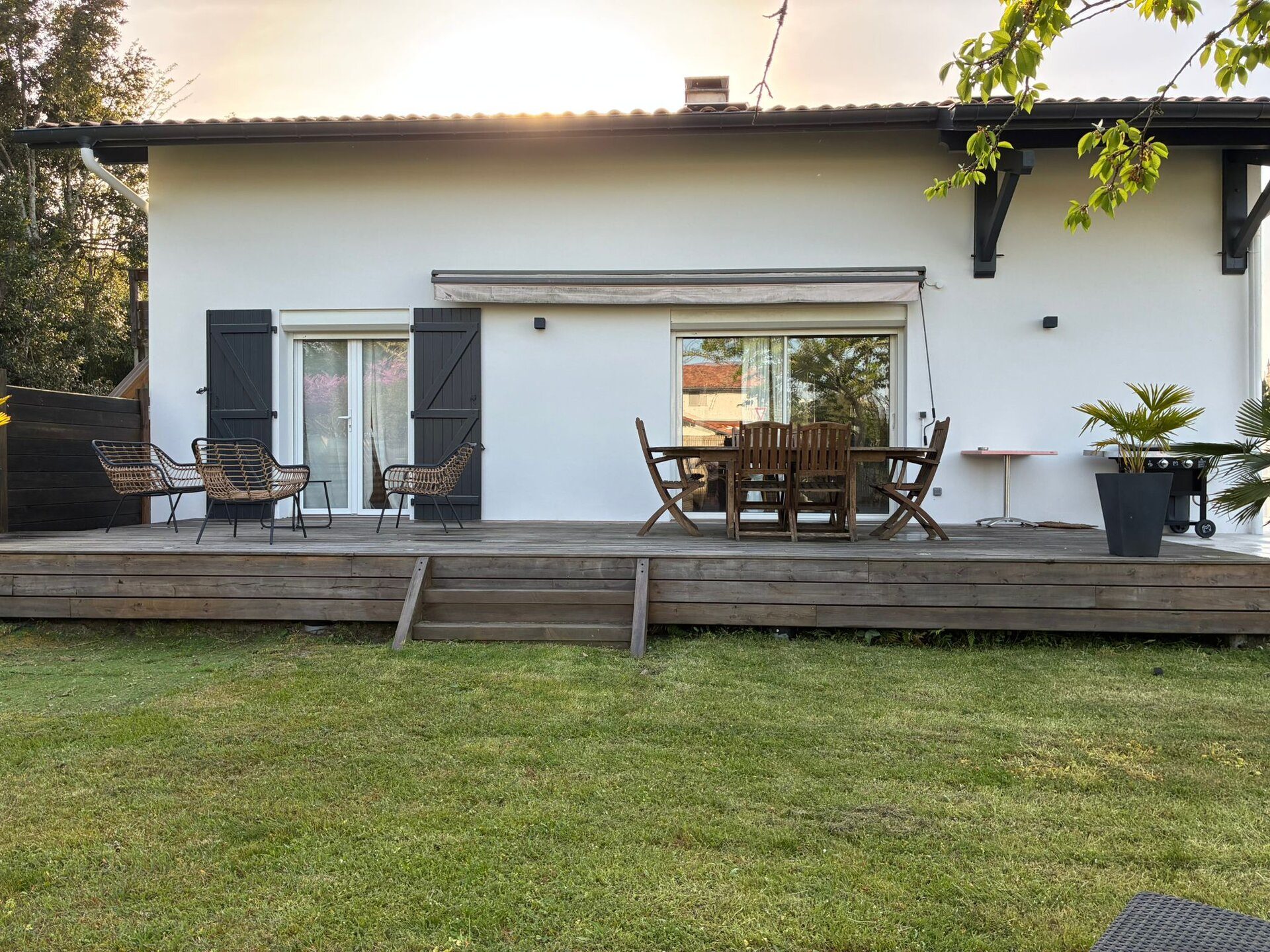Terrasse arrière au coucher du soleil — Uhaïna House, Seignosse
